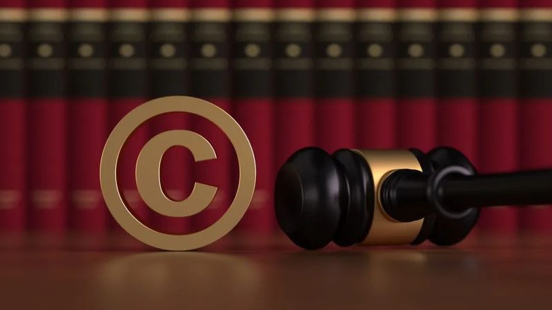 企业在选择高校发明专利或实用新型专利时，应综合考虑以下因素：